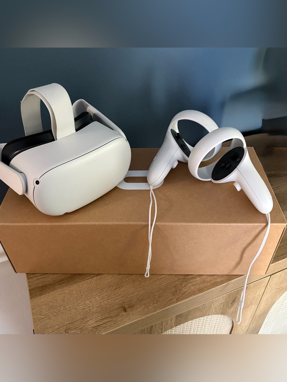 Oculus MetaQuest 2 White VR Headset with Controllers 64gb - Like New